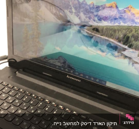 מחשב נייד לנובו עם מסך פתוח ומקלדת שחורה